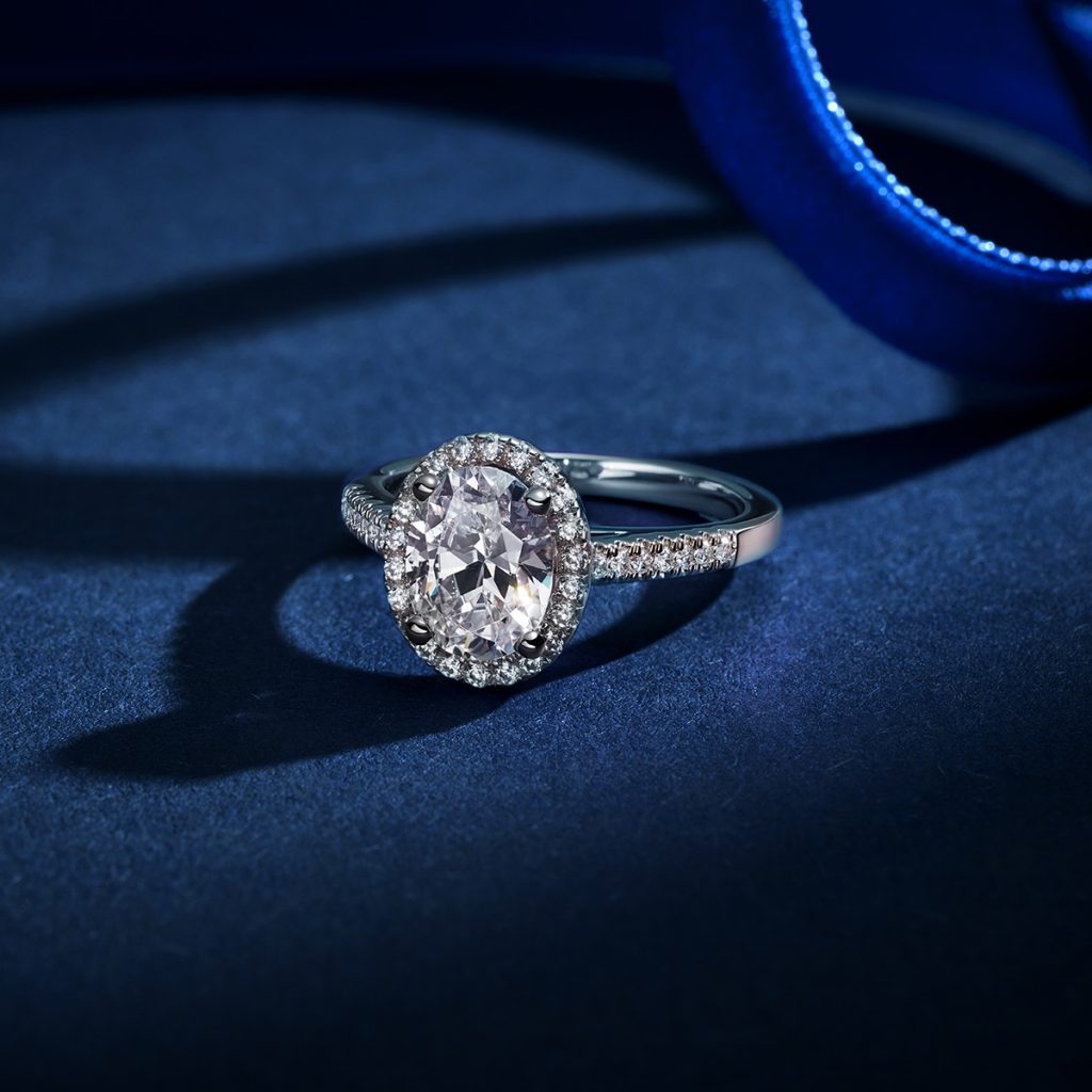 Halo vs. Solitaire: The Best Setting for Oval Cut Diamond Engagement Rings